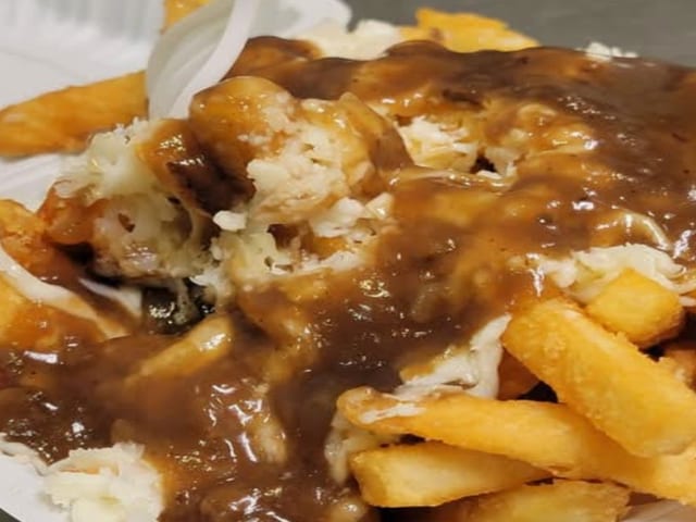 Classic Poutine LG.